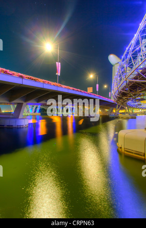 South East Asia, Singapur, die Helix-Brücke führt über Marina Bucht des Marina Bay Sands Hotel und resort Stockfoto