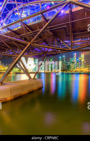 South East Asia, Singapur, die Helix-Brücke führt über Marina Bucht des Marina Bay Sands Hotel und resort Stockfoto