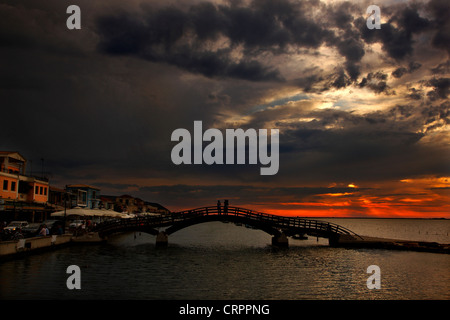 Sonnenuntergang in Lefkas (Lefkada) Stadt, in der kleinen Marina für die Fischerboote mit schöne Holzbrücke. Ionische Inseln, Griechenland. Stockfoto