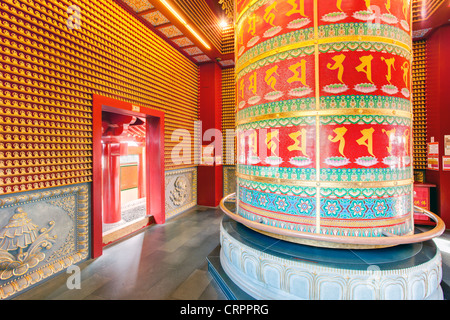 Gebetsmühle im Inneren des New Buddha Tooth Relic Temple und Museum an der South Bridge Road in Singapur, Südostasien Stockfoto