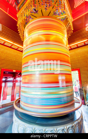 Gebetsmühle im Inneren des New Buddha Tooth Relic Temple und Museum an der South Bridge Road in Singapur, Südostasien Stockfoto