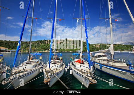 Yachten in der Marina in Spilia Bucht, in der Nähe von Spartochori Dorf, Insel Meganisi (Präfektur Lefkada), Ionisches Meer, Griechenland. Stockfoto