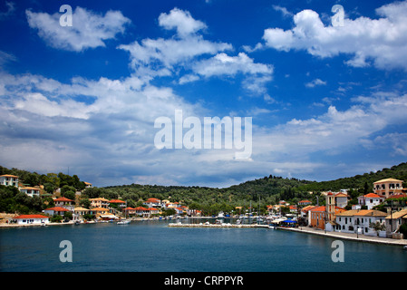 Der kleine Hafen von Vathy Dorf, Insel Meganisi (Präfektur Lefkada), Ionisches Meer, Argostoli, Griechenland Stockfoto