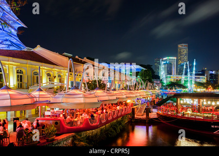 South East Asia, Singapur, der Unterhaltung Bezirk von Clarke Quay, dem Singapore River und die Skyline der Stadt Stockfoto