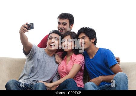Junge Freunde selbst Aufnahme auf weißem Hintergrund Stockfoto