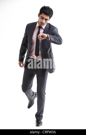 Gut aussehend Geschäftsmann überprüfen Zeit auf weißem Hintergrund Stockfoto