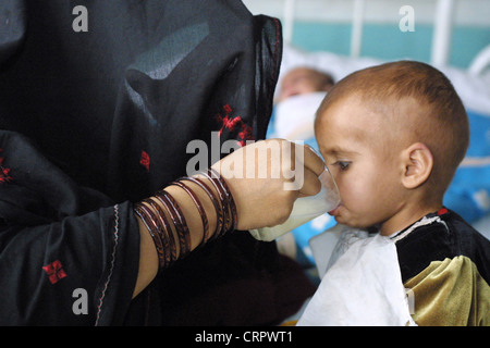 Mutter Kind Betreuung am Klinikum Indra Gandhi, Kabul. Stockfoto