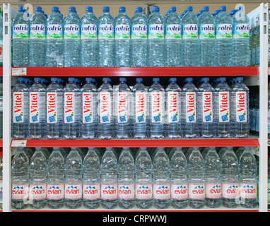 Regal voller Flaschen mit französischen Mineralwasser. Stockfoto