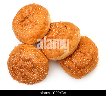 Heap appetitlichen Brötchen mit Sesam auf weißem Hintergrund Stockfoto