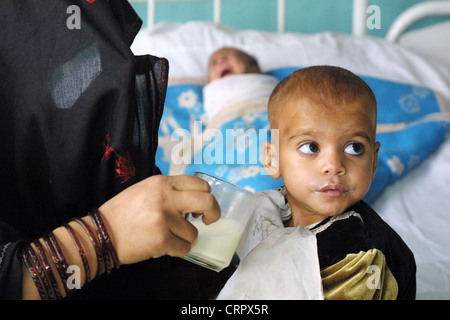 Mutter Kind Betreuung am Klinikum Indra Gandhi, Kabul. Stockfoto