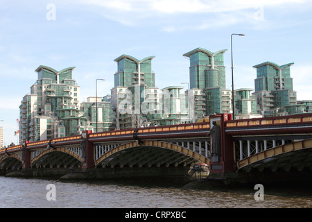 Vauxhall Bridge und St. George Wharf London Stockfoto