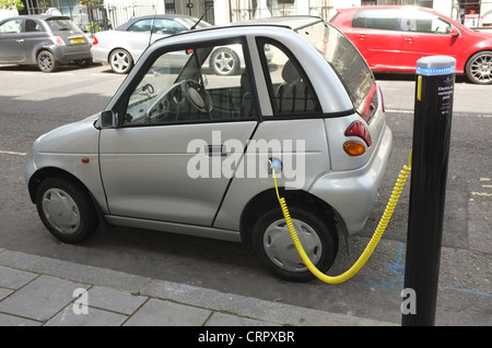 Ein G-Wiz Elektroauto, das an eine Ladestation in Hinde Street Westminster, London, angeschlossen ist Stockfoto