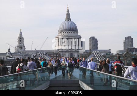 Menschen zu Fuß über die Millennium Bridge in London Stockfoto