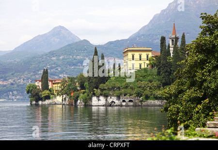 Mit Blick auf die Gärten der Villa Cipressi aus den Gärten der Villa Monastero Varenna-Comer See-Italien Stockfoto