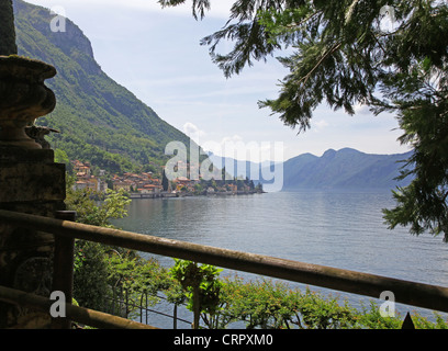 Blick in Richtung Fiumelatte aus den Gärten der Villa Monastero Varenna-Comer See-Italien Stockfoto