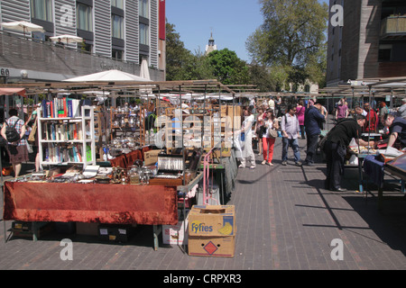 Antiquitäten zum Verkauf an Bermondsey Square Markt London Stockfoto