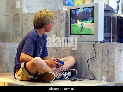 Junge spielt mit der Sony Playstation 2 über Sie Fair Stockfoto