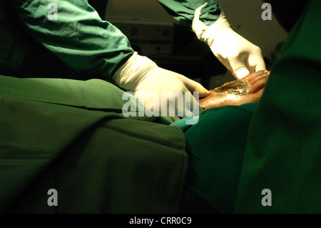 Chirurg am Fuße eines Patienten Stockfoto