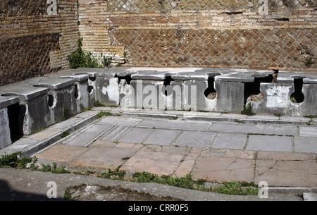 Ostia Antica. Latrine bei Domus Triclini, Sitz der Zunft der Bauherren. 2. Jahrhundert n. Chr. In der Nähe von Rom. Stockfoto