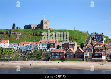 Tate Hill Sand unten Whitby Abtei und Str. Marys Kirche Whitby North Yorkshire England Stockfoto