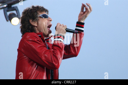 Mick Jagger bei einem Rolling Stones Konzert in Berlin Stockfoto