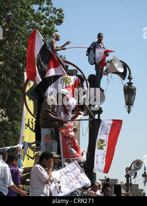 Tausende von Anhängern der Muslim-Bruderschaft feiern Mohamed Mursis Präsidenten Sieg auf dem Tahrirplatz in Kairo Ägypten. Stockfoto