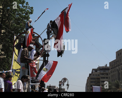 Tausende von Anhängern der Muslim-Bruderschaft feiern Mohamed Mursis Präsidenten Sieg auf dem Tahrirplatz in Kairo Ägypten. Stockfoto