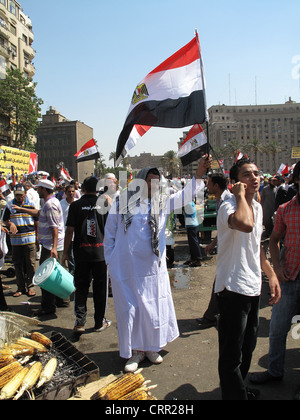 Tausende von Anhängern der Muslim-Bruderschaft feiern Mohamed Mursis Präsidenten Sieg auf dem Tahrirplatz in Kairo Ägypten. Stockfoto