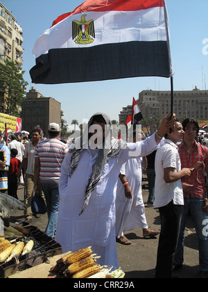 Tausende von Anhängern der Muslim-Bruderschaft feiern Mohamed Mursis Präsidenten Sieg auf dem Tahrirplatz in Kairo Ägypten. Stockfoto