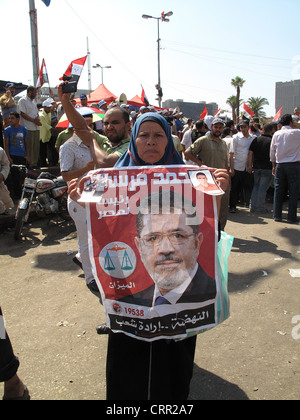 Tausende von Anhängern der Muslim-Bruderschaft feiern Mohamed Mursis Präsidenten Sieg auf dem Tahrirplatz in Kairo Ägypten. Stockfoto