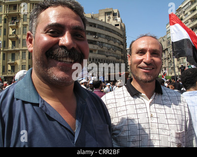 Tausende von Anhängern der Muslim-Bruderschaft feiern Mohamed Mursis Präsidenten Sieg auf dem Tahrirplatz in Kairo Ägypten. Stockfoto