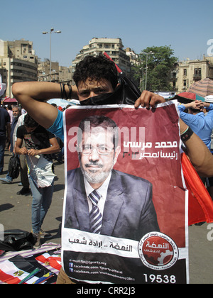 Tausende von Anhängern der Muslim-Bruderschaft feiern Mohamed Mursis Präsidenten Sieg auf dem Tahrirplatz in Kairo Ägypten. Stockfoto