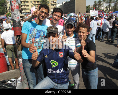 Tausende von Anhängern der Muslim-Bruderschaft feiern Mohamed Mursis Präsidenten Sieg auf dem Tahrirplatz in Kairo Ägypten. Stockfoto