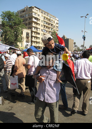 Tausende von Anhängern der Muslim-Bruderschaft feiern Mohamed Mursis Präsidenten Sieg auf dem Tahrirplatz in Kairo Ägypten. Stockfoto