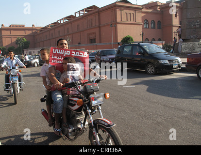 Tausende von Anhängern der Muslim-Bruderschaft feiern Mohamed Mursis Präsidenten Sieg auf dem Tahrirplatz in Kairo Ägypten. Stockfoto