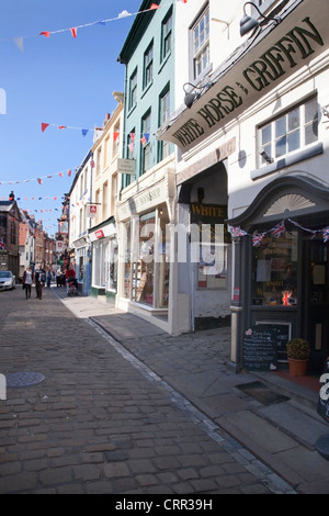 Geschäfte entlang der Kirchgasse in Whitby North Yorkshire England Stockfoto