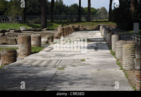 Ostia Antica. Platz der Gilden oder Konzerne. Übersicht. In der Nähe von Rom. Stockfoto