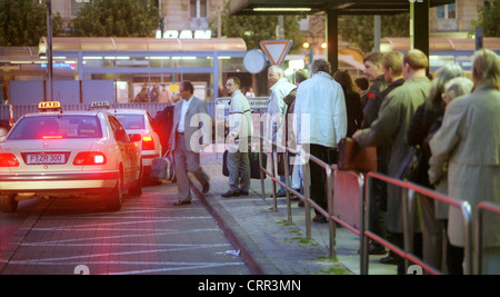 Warteschlange am Taxistand in Frankfurt / Main Stockfoto