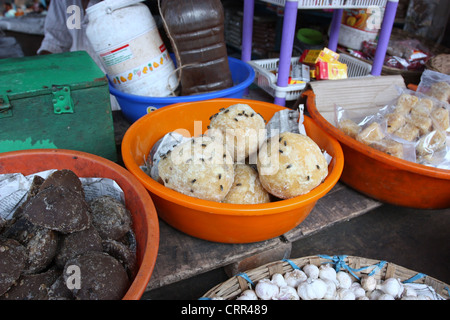 Palmzucker, auch bekannt als Jaggery bedeckt fliegen auf einem indischen Marktstand Stockfoto