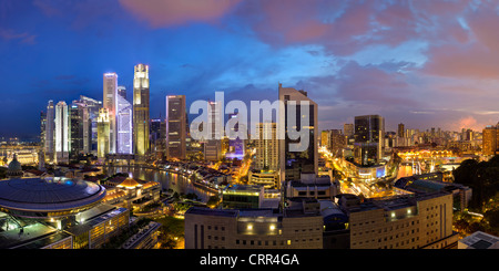 Skyline und Financial District in der Abenddämmerung, Singapur, Südostasien, Asien