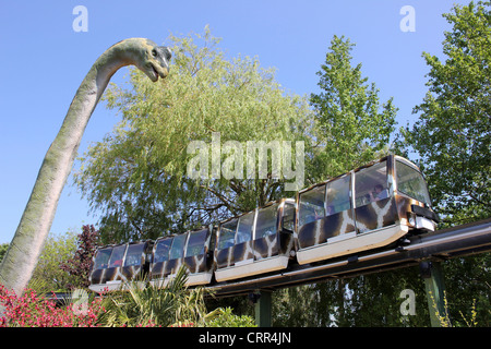 Brachiosaurus Dinosaurier Modell herabstarren Monorail-Zug auf Chester Zoo, UK Stockfoto