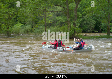 Kanadische Kanuten auf den Rivey Wye Stromschnellen während Fluss in Überschwemmung, Flut, knapp Symonds Yat. Herefordshire, England Stockfoto