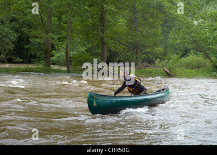 Kanadische Kanuten auf den Rivey Wye Stromschnellen während Fluss in Überschwemmung, Flut, knapp Symonds Yat. Herefordshire, England Stockfoto