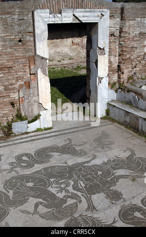 Ostia Antica. Bäder von Buticosus. 1. / 2. Jahrhundert n. Chr.. Caldarium. Mosaik von Triton und Nereide. In der Nähe von Rom. Stockfoto