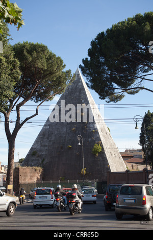 Pyramide des Cestius, Rom, Italien. Stockfoto