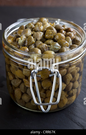 Kapern in Glas Vorratsgefäß Stockfoto