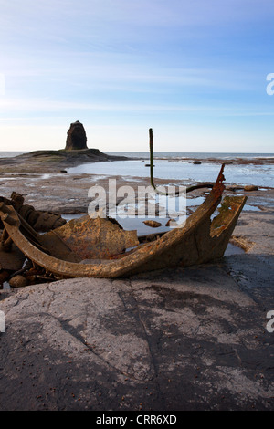 Altes Wrack und Black Nab gegen Bay in der Nähe von Whitby North Yorkshire England Stockfoto