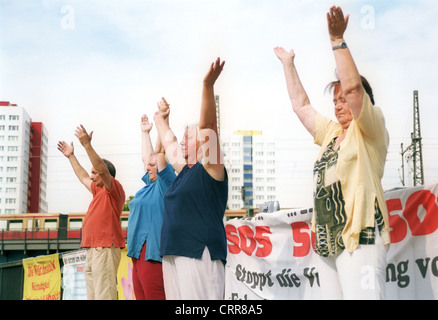 Falun-Gong-Anhänger meditieren öffentlich in Berlin Stockfoto
