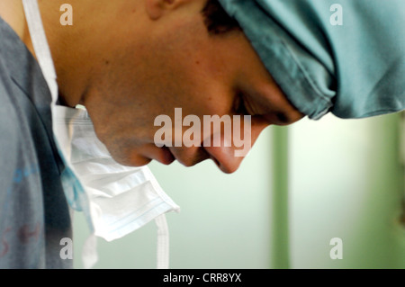 Männliche Chirurgen mit Hygiene-Hut und Hygienemaske. Stockfoto