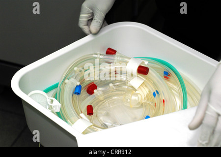 Techniker, die Vorbereitung einer kardiopulmonalen Bypass-Maschine Stockfoto